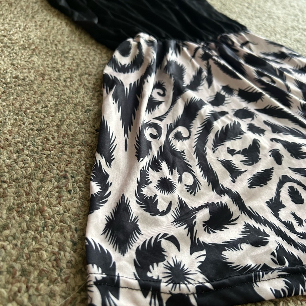 Black and White Patterned Romper - Picture 3 of 3